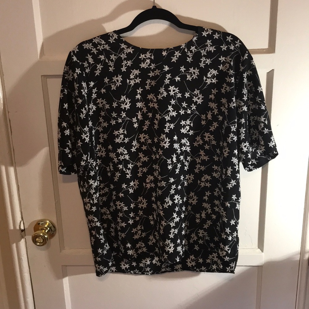 *FREE WITH BUNDLE* black and white floral blouse